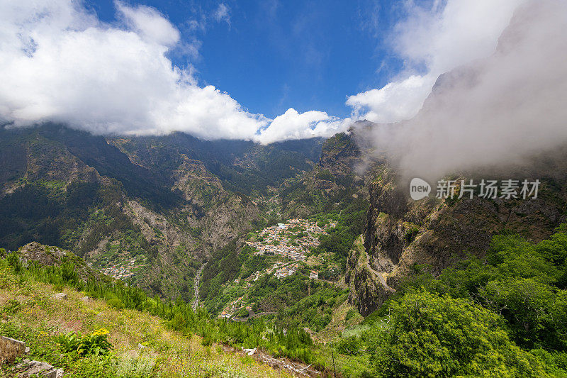 Miradouro do Curral das Freiras的视角与壮观的尼姑山谷在马德拉岛